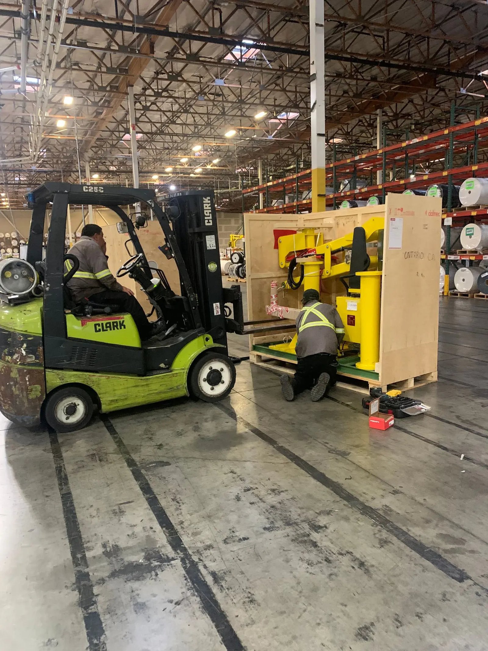 Montacargas industrial movimiento maquinaria embalada Tijuana AZVIR